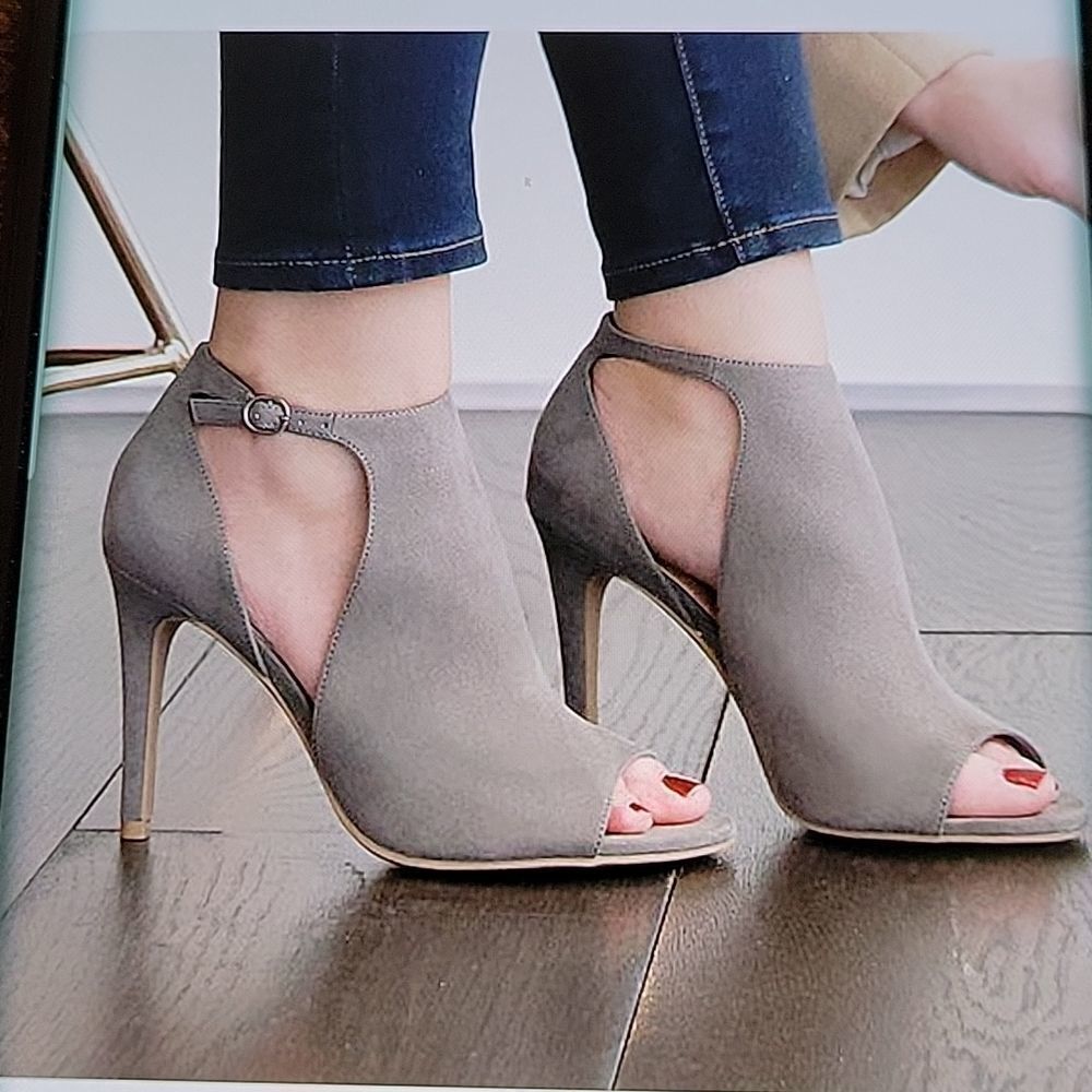 BRAND NEW CHRISTIAN SIRIANO OPEN TOE HIGH HEEL ADJUSTABLE ANKLE STRAP  SHOE